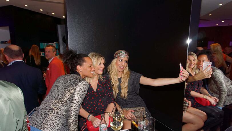 Verena Kerth schießt das obligatorische Selfie Verena Kerth schießt das obligatorische Selfie