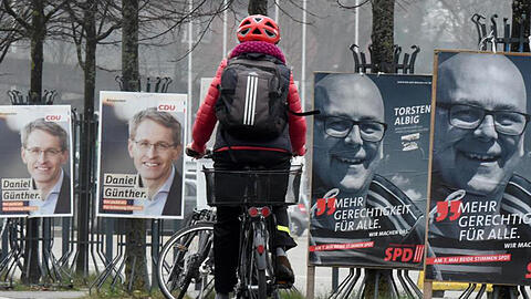 Wahlplakate mit den Spitzenkandidaten Daniel Günther (CDU) und Torsten Albig (SPD) in Kiel.