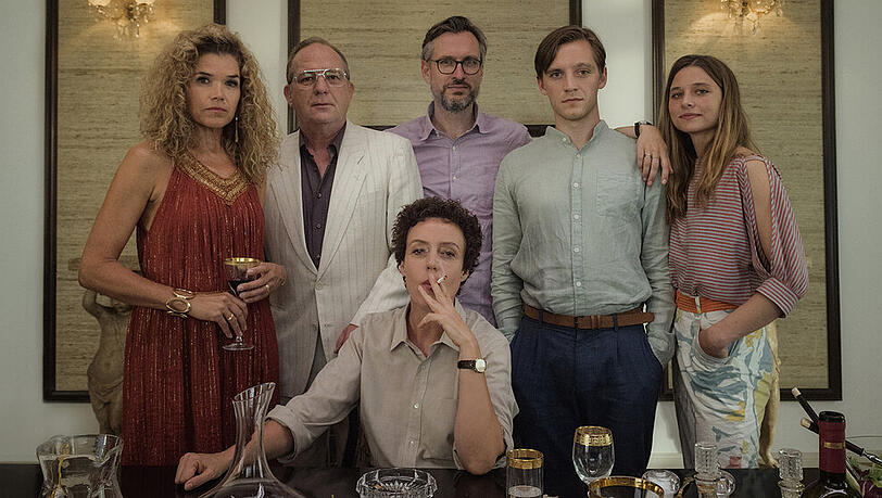Anke Engelke, Uwe Preuss, Maria Schrader, Jörg Winger, Jonas Nay und Svenja Jung (v.l.) sind in der dritten Staffel zu sehen Anke Engelke, Uwe Preuss, Maria Schrader, Jörg Winger, Jonas Nay und Svenja Jung (v.l.) sind in der dritten Staffel zu sehen