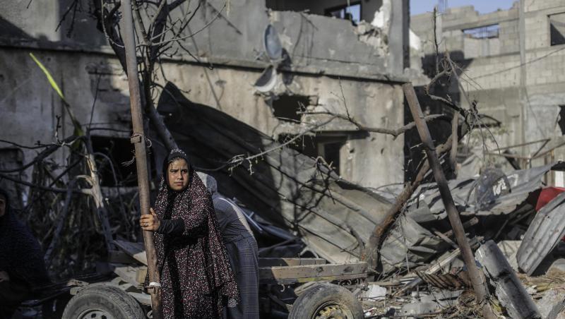 Eine Frau vor Trümmern in der Stadt Beit Chanun im Norden des Gazastreifens. Der Konflikt zwischen Israelis und Palästinensern kann nach Ansicht von US-Präsident Joe Biden langfristig nur durch eine Zweistaatenlösung befriedet werden. Eine Frau vor Trümmern in der Stadt Beit Chanun im Norden des Gazastreifens. Der Konflikt zwischen Israelis und Palästinensern kann nach Ansicht von US-Präsident Joe Biden langfristig nur durch eine Zweistaatenlösung befriedet werden.