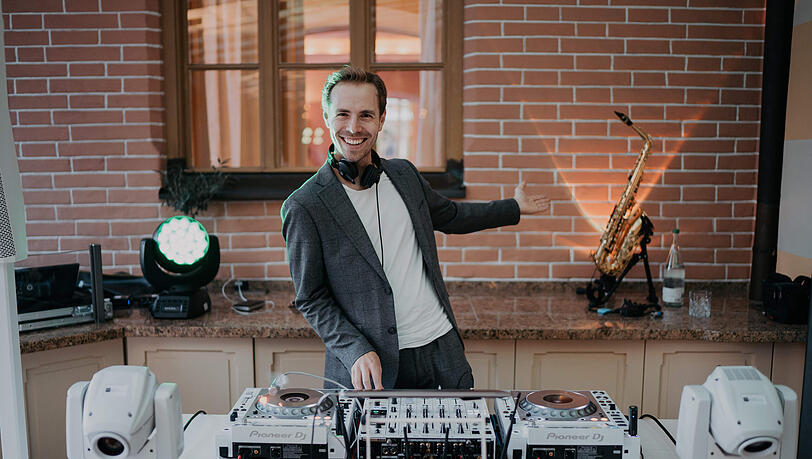 DJ L3VELS sorgt am Pult für Stimmung. Mit dem Saxophon kann er noch eins draufsetzen.