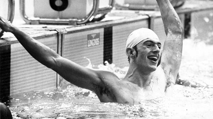 Silberner Jubel: Klaus Steinbach feiert die Medaille bei Olympia 1972, aber an Überflieger Mark Spitz kam auch er nicht vorbei.
