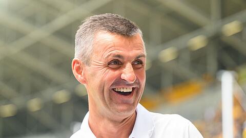 Münchens Trainer Michael Köllner steht im Stadion.