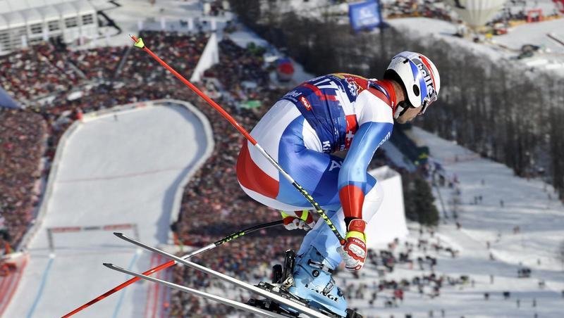 Sieger Didier Defago «stürzt» sich vor der Zuschauerkulisse die Piste hinunter. Sieger Didier Defago «stürzt» sich vor der Zuschauerkulisse die Piste hinunter.