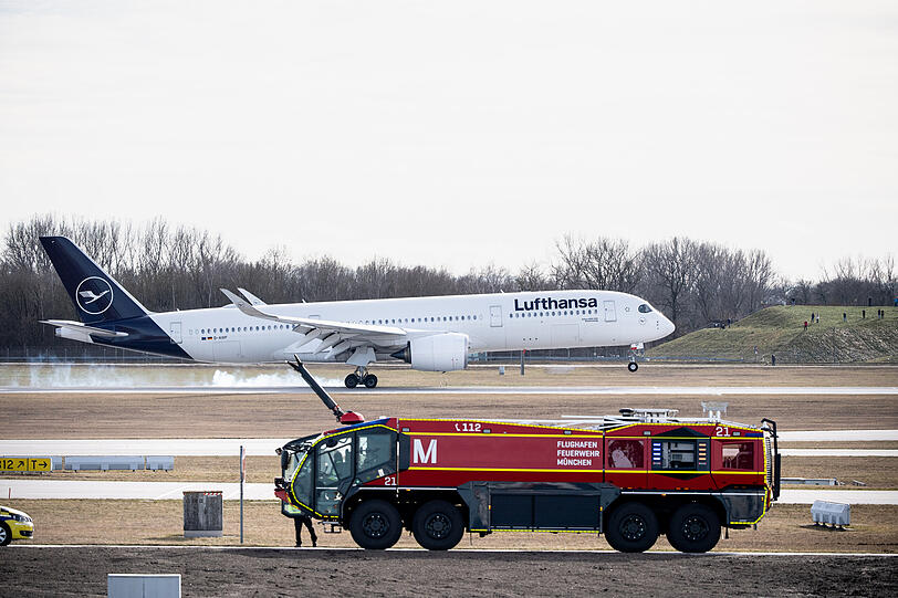 Ein Airbus A350-900, davor ist ein Löschfahrzeug der Flughafenfeuerwehr zu sehen (Symbolbild). Ein Airbus A350-900, davor ist ein Löschfahrzeug der Flughafenfeuerwehr zu sehen (Symbolbild).