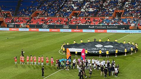 Beim dritten Testspiel der Saison musste der FC Bayern mit großer Hitze klarkommen. Beim dritten Testspiel der Saison musste der FC Bayern mit großer Hitze klarkommen.