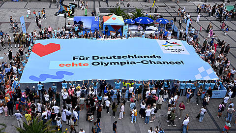 Zehn Meter hoch, 20 Meter breit: Mit diesem Mega-Banner will die Stadt mit dem B&uuml;ndnis Pro Olympia f&uuml;r M&uuml;nchens Olympiabewerbung werben.