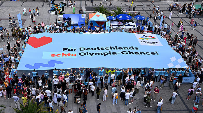 Zehn Meter hoch, 20 Meter breit: Mit diesem Mega-Banner will die Stadt mit dem B&uuml;ndnis Pro Olympia f&uuml;r M&uuml;nchens Olympiabewerbung werben.