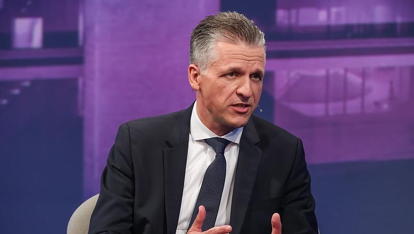 Unionsfraktionschef Thorsten Frei stellte bei "Maischberger" bald sinkende Benzinpreise in Aussicht.