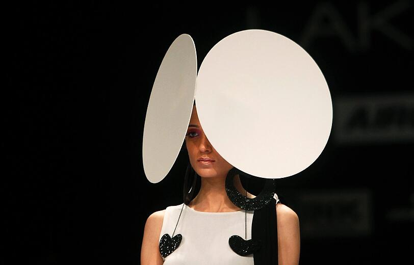 Fashion Week in der indischen Hafenmetropole Mumbai: Manche Kreationen sehen aus, als kämen sie von einem anderen Planeten. Der Stil bewegt sich in gewagter Weise zwischen Lady Gaga, Star Wars und Minnie Maus.