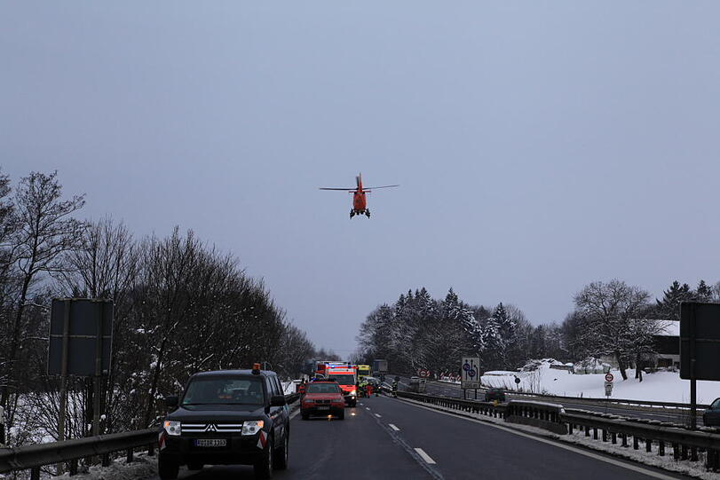 Schwerer Lkw-Unfall auf der A8 bei Frasdorf: Ein Lastwagen war in ein liegengebliebenes Fahrzeug gerast. Die Bilder.