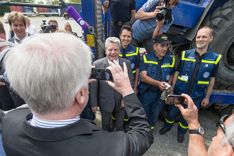 Bayerns Ministerpräsident Horst Seehofer fotografiert am 14.06.2013 in Deggendorf Bundespräsident Joachim Gauck mit Helfern des THW.
