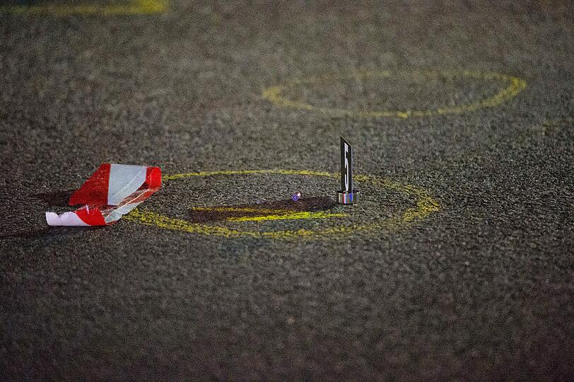Zwei mutmaßliche Kriminelle wollten sich einer Festnahme entziehen und hatten bei der Flucht einen Polizisten schwer verletzt. Die Polizei eröffnete daraufhin das Feuer.