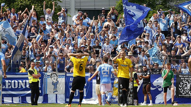 Stimmungsvoll: die Fans des TSV 1860 in Bayreuth.