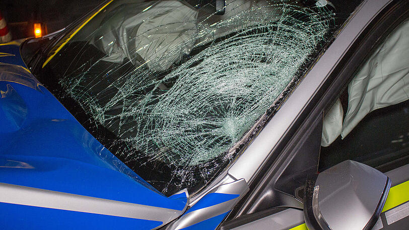Ein Trümmerfeld auf der Staatsstraße 2245 in Zirndorf: Der Rollerfahrer starb noch vor Ort, der 30-Jährige stieß mit einem Streifenwagen zusammen, der gerade auf Einsatzfahrt war. Die Bilder.