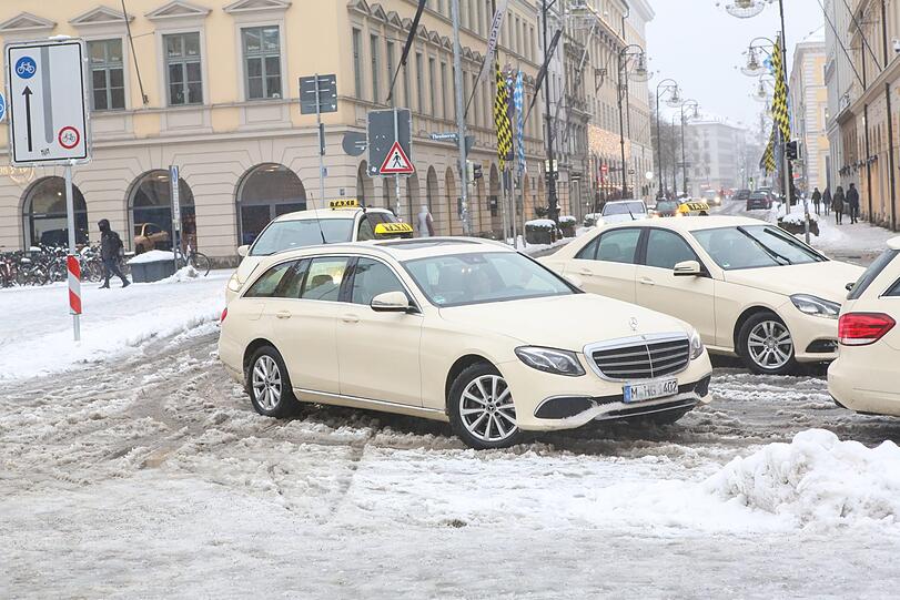 Auch die Münchner Taxifahrer brauchen nach den Schneefällen starke Nerven.