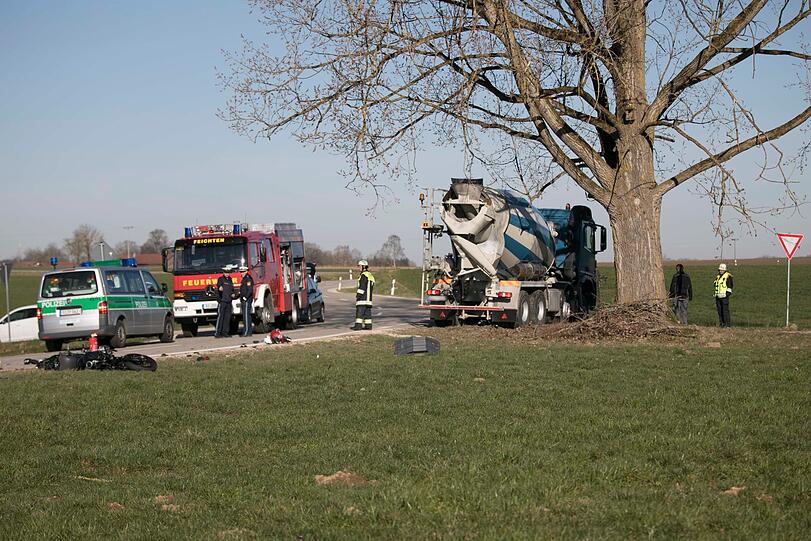 Ein 18-jähriger Motorradfahrer ist am Donnerstagmorgen bei einem Unfall mit einem Betonmischer getötet worden.