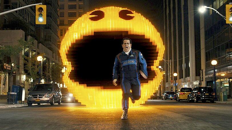 "Pixels": Ludlow (Josh Gad) wird auf den Straßen von New York von Pac-Man verfolgt