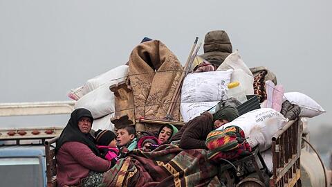 Zivilisten auf der Ladefläche eines Fahrzeugs bei der Flucht aus Idlib.