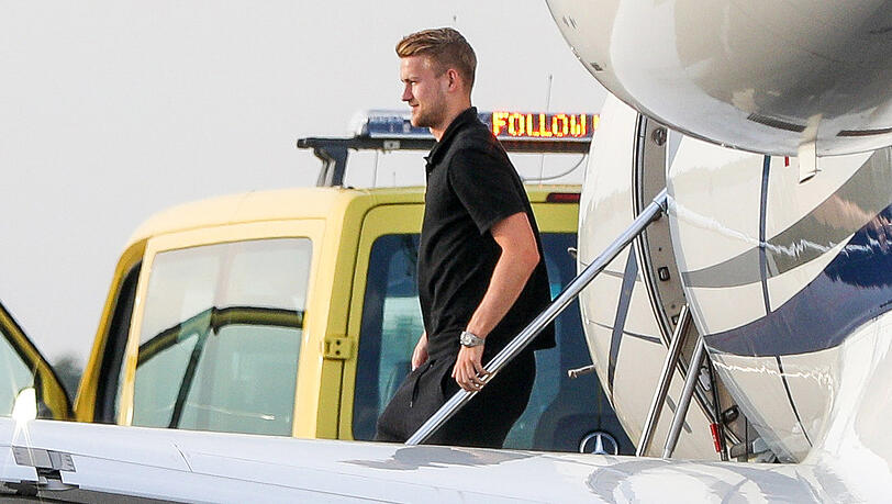Da ist er, der neue Abwehrchef des FC Bayern! Die Ankunft von Matthijs de Ligt war ein Medienereignis.