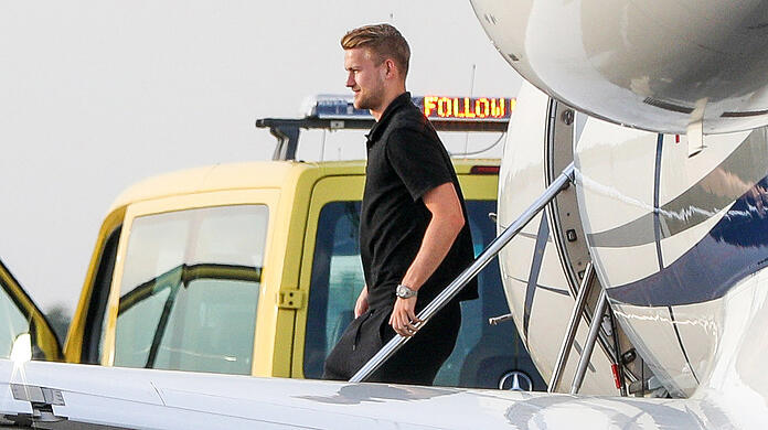 Da ist er, der neue Abwehrchef des FC Bayern! Die Ankunft von Matthijs de Ligt war ein Medienereignis.