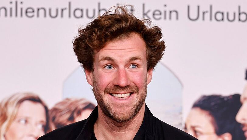 Luke Mockridge lächelt auf der Premiere des neuen Films "Der Nachname".