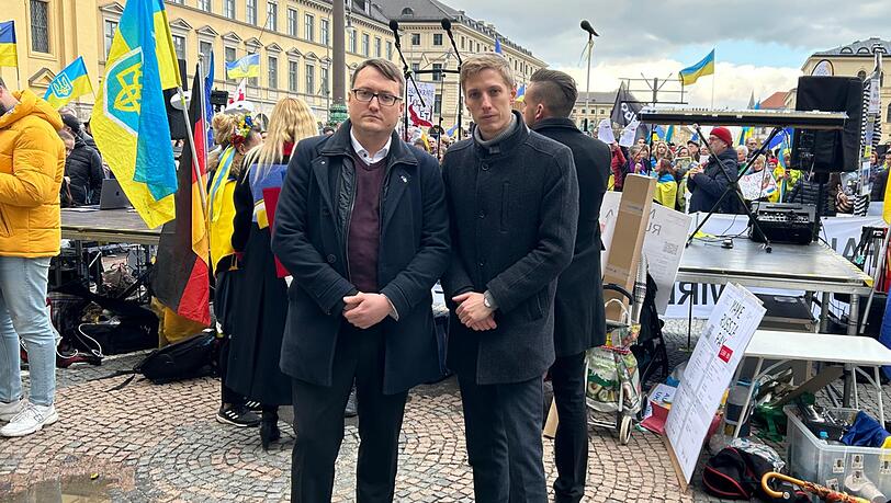 Bürgermeister Dominik Krause (Grüne) und Stadtrat Felix Sproll (Volt) bei Ukraine-Demo am Odeonsplatz Bürgermeister Dominik Krause (Grüne) und Stadtrat Felix Sproll (Volt) bei Ukraine-Demo am Odeonsplatz