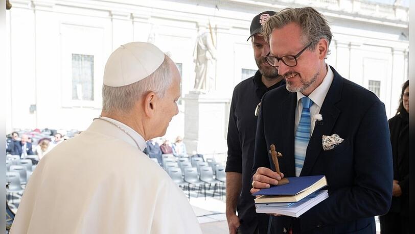 "Hirschhausen will zum Papst - Wer bewahrt die Schöpfung?": Eckart von Hirschhausen trifft Papst Leo XIV. (l.). "Hirschhausen will zum Papst - Wer bewahrt die Schöpfung?": Eckart von Hirschhausen trifft Papst Leo XIV. (l.).