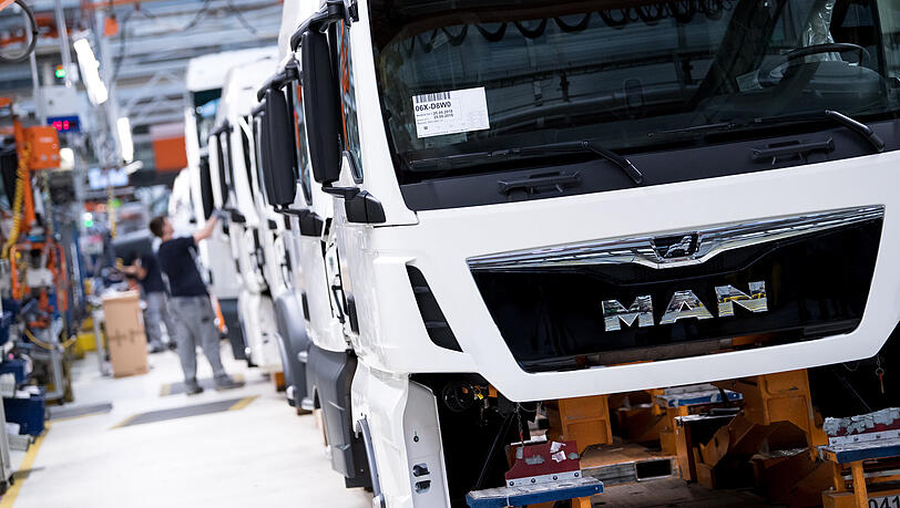 Mitarbeiter von MAN Truck & Bus arbeiten in einer Produktionsstra&szlig;e. Der Lastwagenbauer MAN geh&ouml;rt zur VW-Lkw-Tochter Traton.