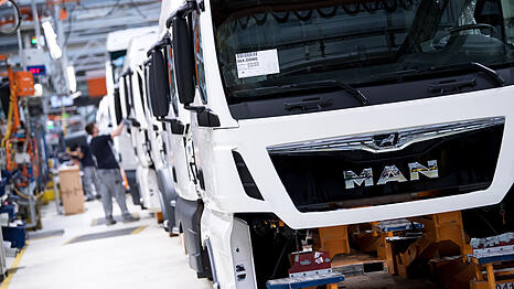 Mitarbeiter von MAN Truck & Bus arbeiten in einer Produktionsstra&szlig;e. Der Lastwagenbauer MAN geh&ouml;rt zur VW-Lkw-Tochter Traton.