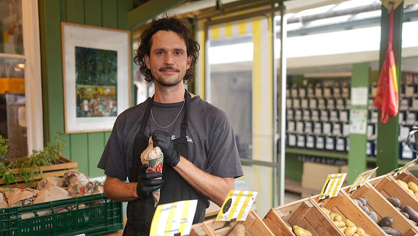 Dominik Klier betreibt das Caspar-Plautz-Standl auf dem Viktualienmarkt. Der
Imbiss legt Wert aufn Bio-Qualität. Dominik Klier betreibt das Caspar-Plautz-Standl auf dem Viktualienmarkt. Der
Imbiss legt Wert aufn Bio-Qualität.