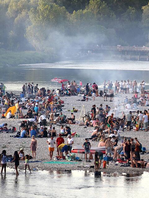 Im Sommer l&auml;dt die Isar zum Grillen mit Freunden ein, doch nicht &uuml;berall ist das erlaubt &ndash; aus gutem Grund.