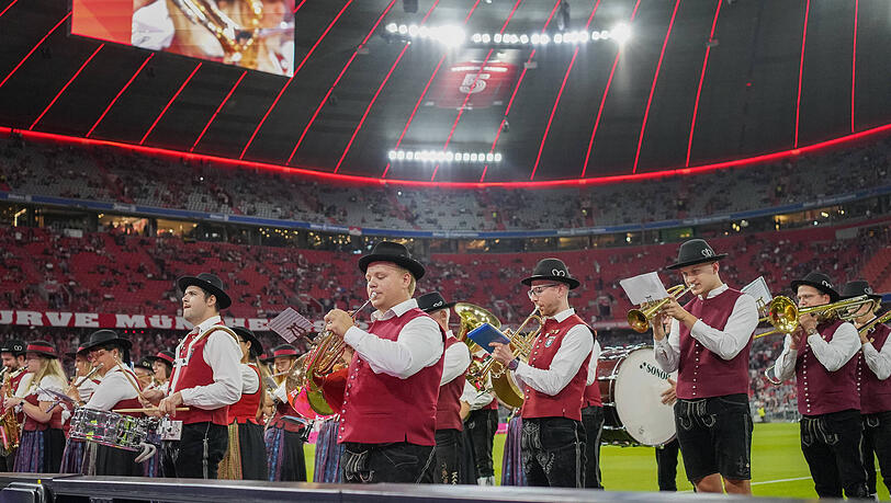 Die Blaskapelle sorgte schon vor dem Spiel des FC Bayern gegen Union Berlin für eine gute Stimmung. Die Blaskapelle sorgte schon vor dem Spiel des FC Bayern gegen Union Berlin für eine gute Stimmung.