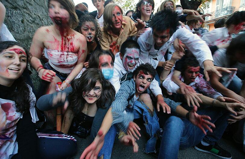 Lässt sich da etwa bei manch einem Zombie ein Lächeln im Gesicht erkennen?