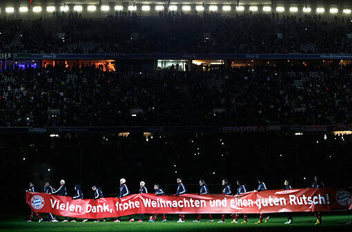 Nette Geste zum Abschluss der Hinrunde: Die Bayern-Spieler senden den Fans Weinachtsgrüße.