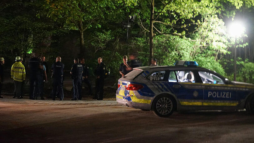 Englischer Garten in München Polizei mit Großaufgebot am Monopteros