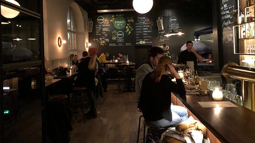 Links der Eingang, rechts die Bar und an der hinteren Wand die Speisekarte: Das Fugazi am Baldeplatz.