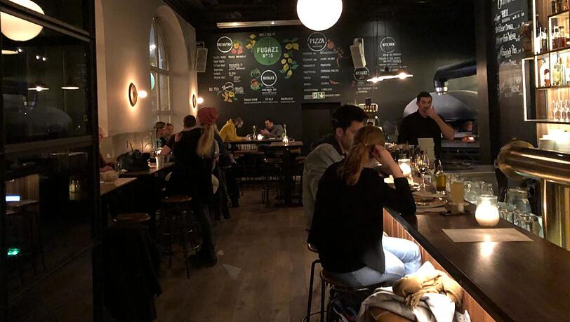 Links der Eingang, rechts die Bar und an der hinteren Wand die Speisekarte: Das Fugazi am Baldeplatz. Links der Eingang, rechts die Bar und an der hinteren Wand die Speisekarte: Das Fugazi am Baldeplatz.