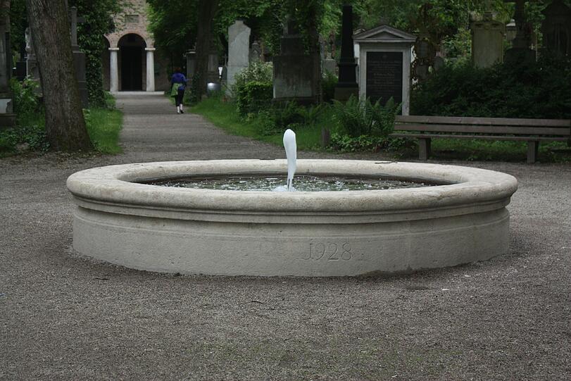 Auf dem Alten Südliche Friedhof gibt es neben dem alten Schöpfbrunnen noch viele weitere Kulturdenkmäler. Die Bilder.
