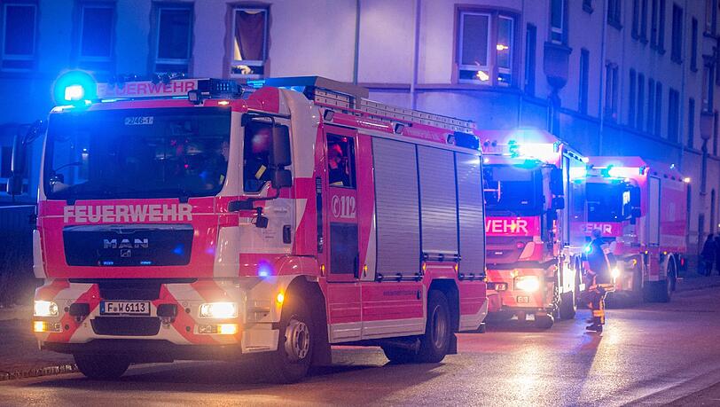 Die Feuerwehr löschte einen Brand in einem Mehrfamilienhaus. Die Feuerwehr löschte einen Brand in einem Mehrfamilienhaus.