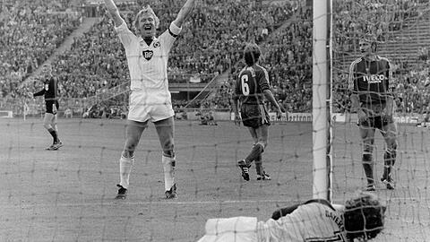 4:3: Hrubesch (l.) lässt Bayerns Junghans alt aussehen.