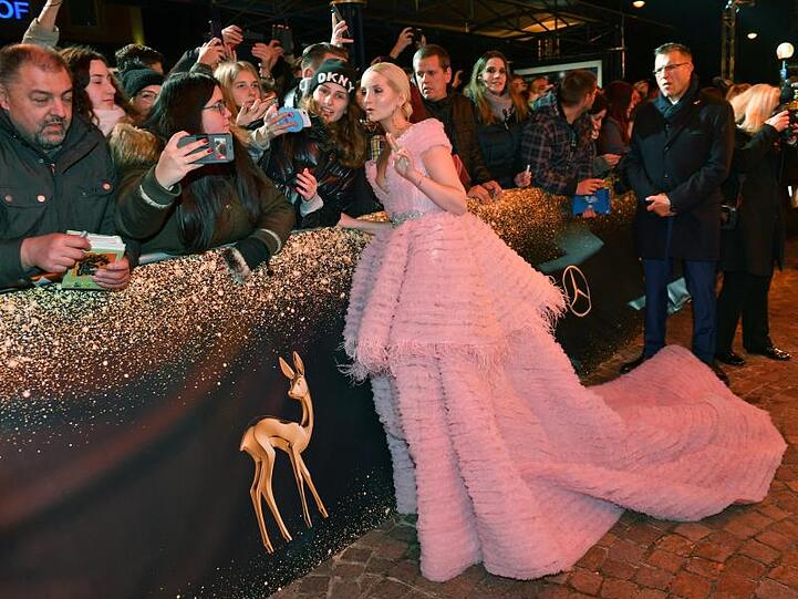 Model Anna Hiltrop hat ihr Outfit als Barbie-Kleid bezeichnet.