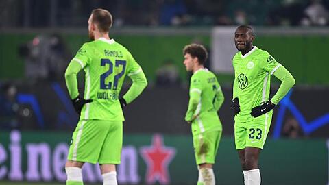 Der VfL hatte eine Heimniederlage gegen OSC Lille kassiert: Wolfsburgs Spieler lassen die Köpfe hängen.