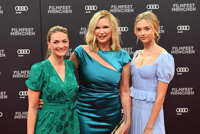 Veronica Ferres (M.) mit Tochter Lilly Krug (r.) und Bayerns Digitalministerin Judith Gerlach.