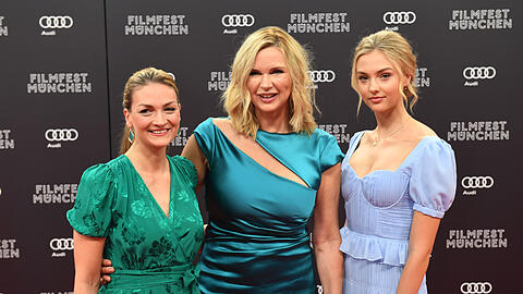 Veronica Ferres (M.) mit Tochter Lilly Krug (r.) und Bayerns Digitalministerin Judith Gerlach.