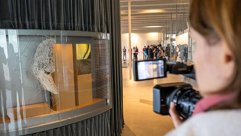 Eine Journalistin filmt den Tatort eines Goldschatz-Diebstahls.