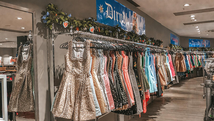 Dirndl, soweit das Auge reicht, auch bei Steindl.