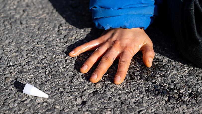 Klimaaktivisten haben sich am Karlsplatz in der Innenstadt auf die Fahrbahn geklebt und blockieren die Straße.