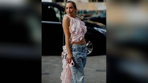 Sexy in glitzernder Wide-Leg-Jeans: Das französische Model und It-Girl Carla Ginola trägt den Trend bereits selbstbewusst.