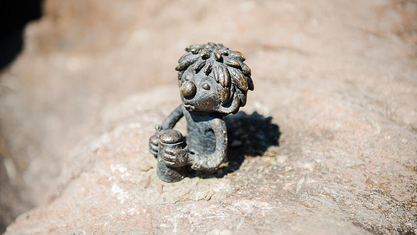 Etwa 5 bis 10 Zentimeter hoch ist die kleine Pumuckl-Figur. Der Kobold hält so etwas wie einen Maßkrug in beiden Händen. Etwa 5 bis 10 Zentimeter hoch ist die kleine Pumuckl-Figur. Der Kobold hält so etwas wie einen Maßkrug in beiden Händen.